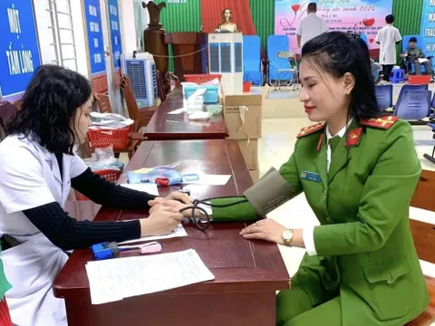 Nữ Đại uý công an kịp thời hiến máu cứu bé sơ sinh