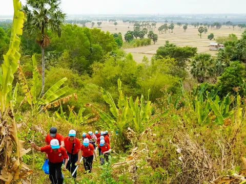 Hội Chữ thập đỏ An Giang trekking 160km núi Cấm hưởng ứng "Triệu bước chân nhân ái"