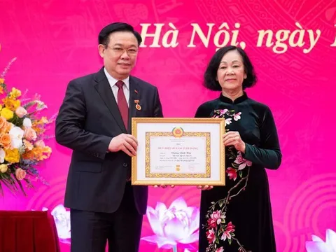 Trao Huy hiệu 40 năm tuổi Đảng tặng Chủ tịch Quốc hội Vương Đình Huệ