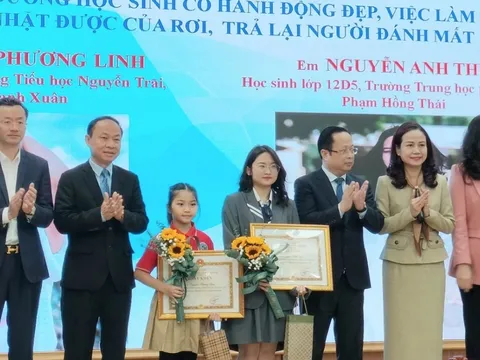 Hà Nội biểu dương học sinh nhặt được của rơi trả lại người đánh mất