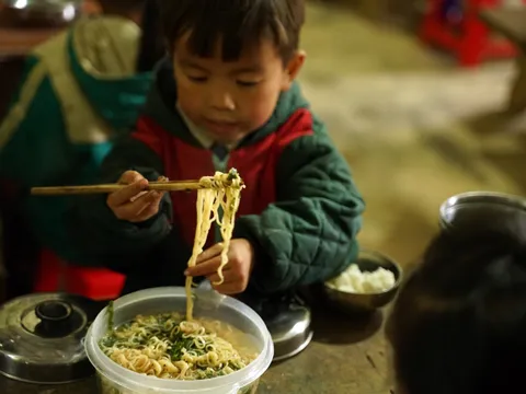 Những lớp học ướt sũng nước mưa trên cao nguyên đá Đồng Văn