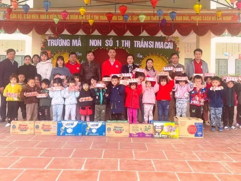 Hội Chữ thập đỏ tỉnh Lào Cai nhận đỡ đầu trẻ mồ côi, hoàn cảnh khó khăn