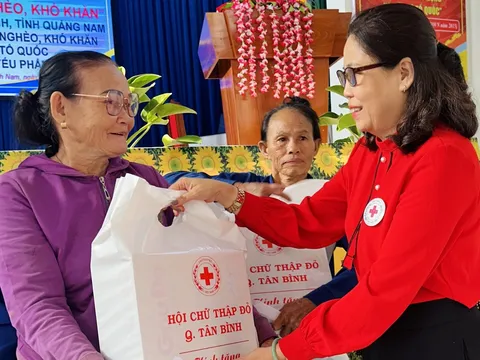 Hội Chữ thập đỏ tỉnh Quảng Nam trao quà cho 150 hộ ngư dân