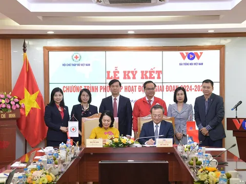 Hội Chữ thập đỏ Việt Nam và Đài Tiếng nói Việt Nam ký chương trình phối hợp hoạt động