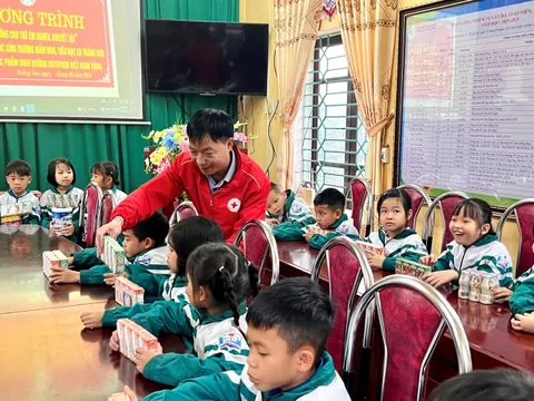 Trao tặng sữa cho học sinh có hoàn cảnh khó khăn