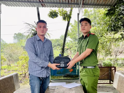 Chiến sỹ công an trao trả 200 triệu đồng và điện thoại giá trị cho du khách