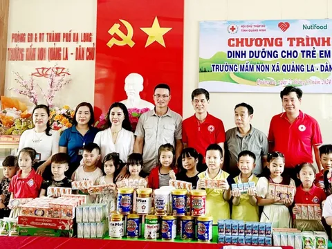 Quảng Ninh trao tặng sữa cho trẻ em có hoàn cảnh khó khăn