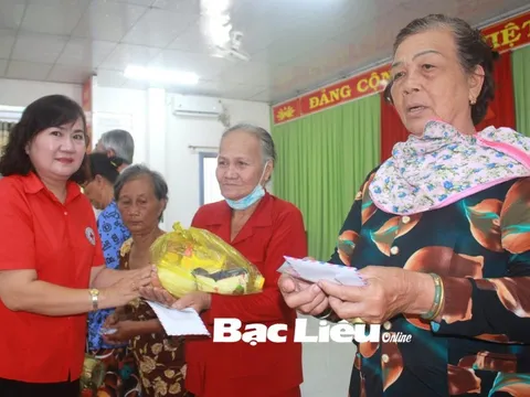 Bạc Liêu: Tặng 300 suất quà cho ngư dân nghèo, người khuyết tật tại xã Vĩnh Thịnh