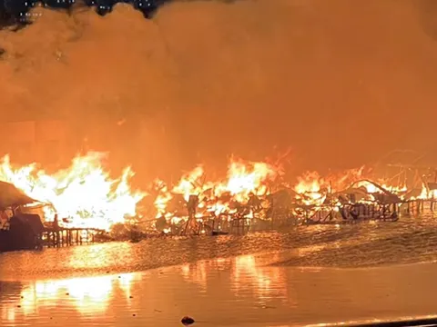 Cháy dữ dội dãy nhà ven kênh Tàu Hủ ở Thành phố Hồ Chí Minh