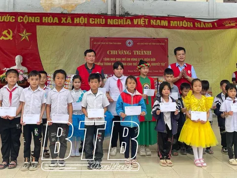 Trao quà cho học sinh nghèo tỉnh Cao Bằng