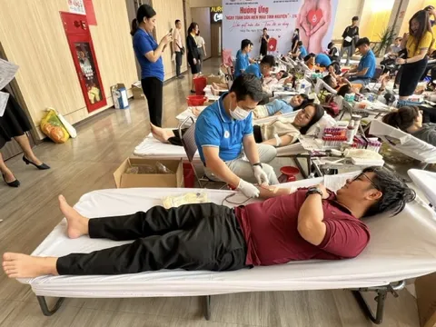 Gần 400 người tham gia hiến máu tình nguyện