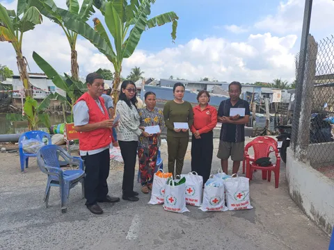 Hỗ trợ các hộ gia đình bị ảnh hưởng do sạt lở ở Cần Thơ