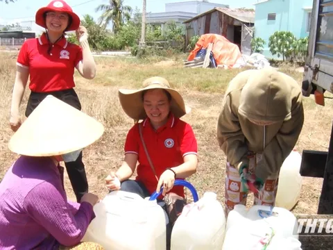 Hội Chữ thập đỏ Trà Vinh tổ chức cấp nước sinh hoạt cho người dân Gò Công Đông