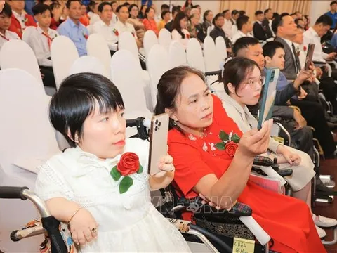 Biểu dương người khuyết tật, trẻ mồ côi, người bảo trợ tiêu biểu toàn quốc