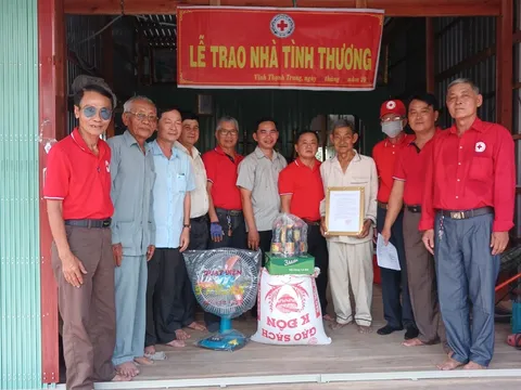 Tặng nhà tình thương cho hộ cho hộ có hoàn cảnh khó khăn