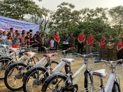 Yên Bái: Tặng quà cho trẻ em vùng cao xã Phình Hồ, huyện Trạm Tấu