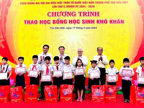 Trao học bổng cho học sinh có hoàn cảnh khó khăn, phấn đấu học tập tốt