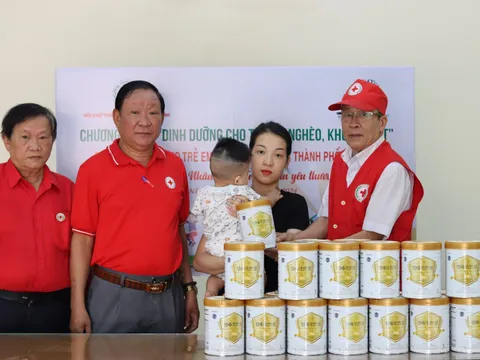 Tặng sữa dinh dưỡng cho trẻ em có hoàn cảnh khó khăn