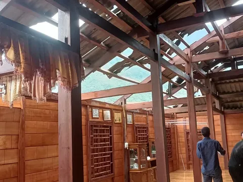 Dông lốc gây thiệt hại, hư hỏng 245 ngôi nhà ở Yên Bái