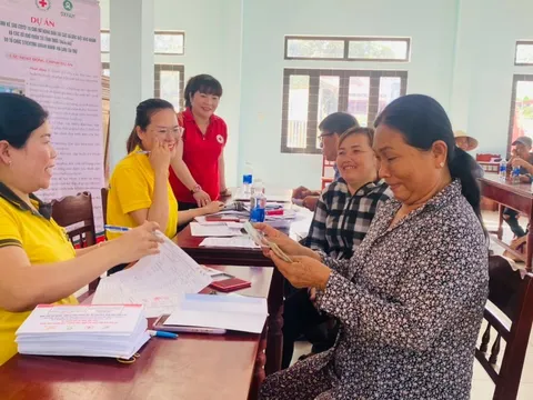 Cấp phát tiền sinh kế cho nữ nông dân có hoàn cảnh khó khăn để phục hồi, phát triển kinh tế