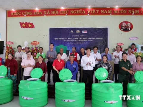 Tặng bồn nước, máy lọc nước cho người dân khó khăn vùng ven biển Kiên Giang