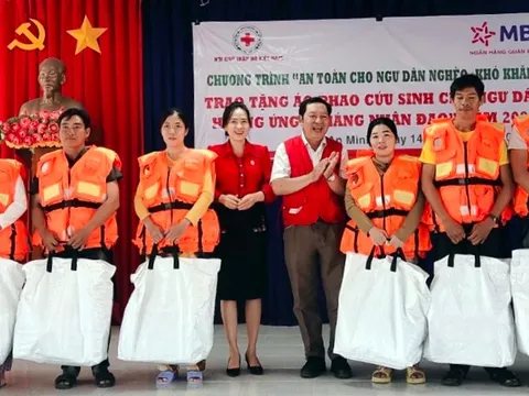 Kiên Giang trao tặng áo phao cứu sinh đa năng và bình lọc nước cho ngư dân nghèo, khó khăn huyện An Minh