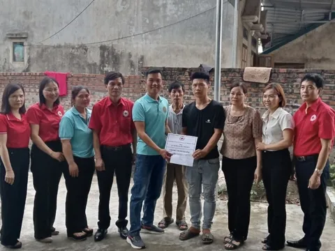 Ninh Bình: trao tặng gần 125 triệu đồng hỗ trợ mẹ đơn thân bị bỏng nặng