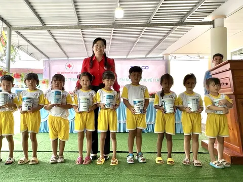 Xây dựng bếp ăn, nâng cao chất lượng dinh dưỡng, phát triển thể chất cho trẻ em dân tộc Khmer