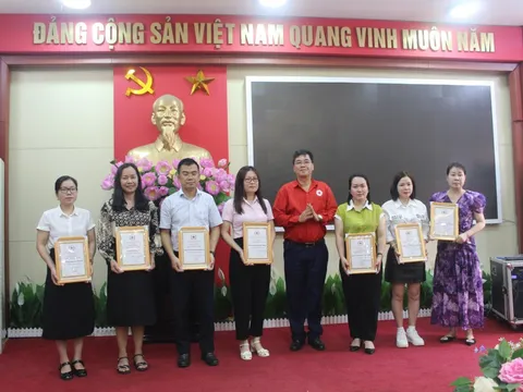 11 em học sinh có hoàn cảnh khó khăn được nhận đỡ đầu