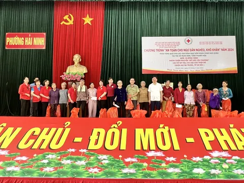 Thanh Hóa: Hội Chữ thập đỏ tổ chức tặng quà cho 200 ngư dân thị xã Nghi Sơn
