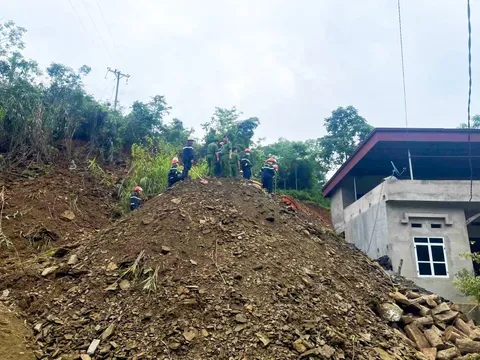 Sạt lở vùi lấp 3 người trong một gia đình ở Bắc Kạn