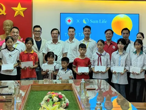 Trao tặng 30 suất học bổng, mang "tương lai tươi sáng" tới cho các em học sinh nghèo hiếu học