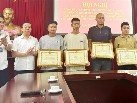 Khen thưởng 4 công dân dũng cảm cứu người trong vụ cháy ở phố Trung Kính