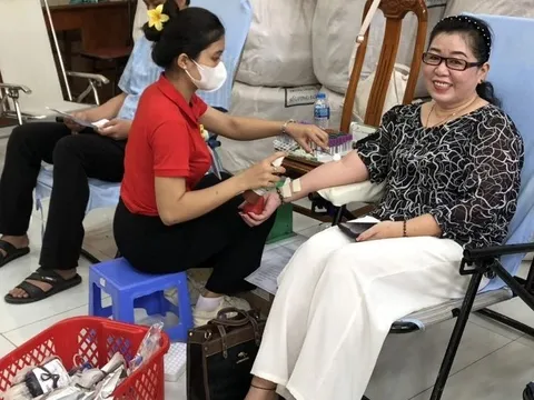 Tình nguyện viên Chữ thập đỏ tham gia hiến máu tại Đồng Tháp
