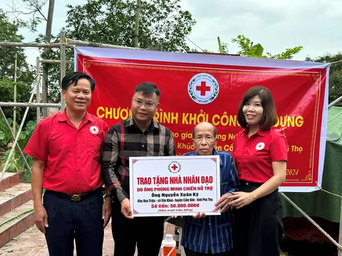 Người đàn ông U100 nuôi 2 con ốm yếu, phấn khởi trong ngày được nhận nhà mới