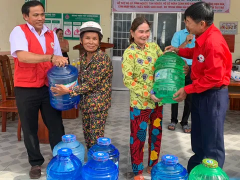 Cà Mau: Hỗ trợ bình lọc nước cho bà con khó khăn