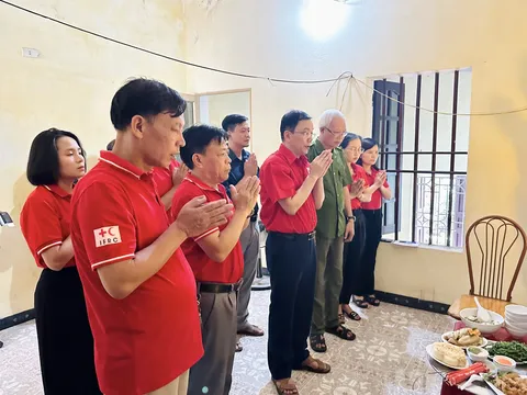 Hội CTĐ tỉnh Ninh Bình thắp hương tri ân ca đầu tiên hiến xác cho y học