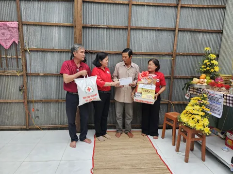 Thăm hỏi, động viên, hỗ trợ các gia đình bị thiệt hại do mưa giông