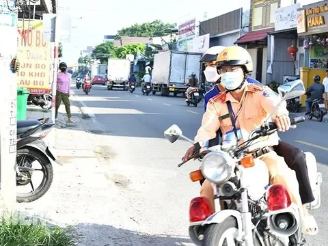 Thí sinh ngủ quên được Cảnh sát giao thông chở đến điểm thi kịp thời