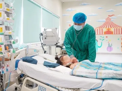 Bà hiến thận cứu sống cháu gái 7 tuổi