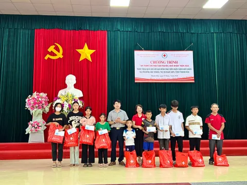 Thanh Hóa: Trao quà cho ngư dân nghèo, khó khăn tại thị xã Nghi Sơn
