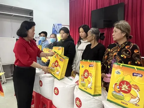 Trao tặng 400 phần quà cho người dân có hoàn cảnh khó khăn