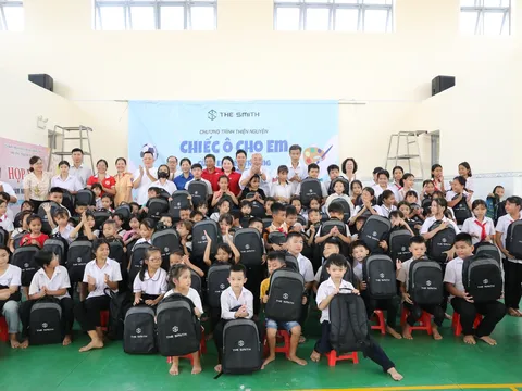 "Chiếc ô cho em" đồng hành cùng học sinh vượt khó, vững bước đến trường năm học 2024 - 2025