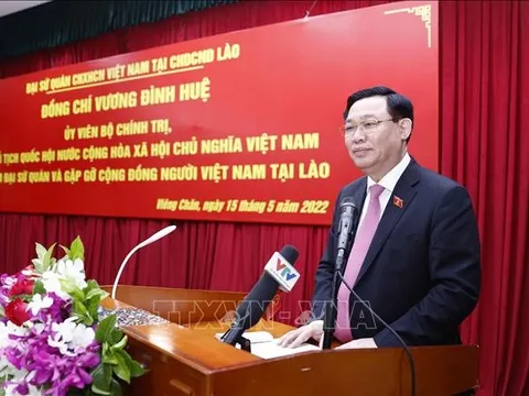 Chủ tịch Quốc hội Vương Đình Huệ gặp mặt cộng đồng người Việt Nam tại Lào