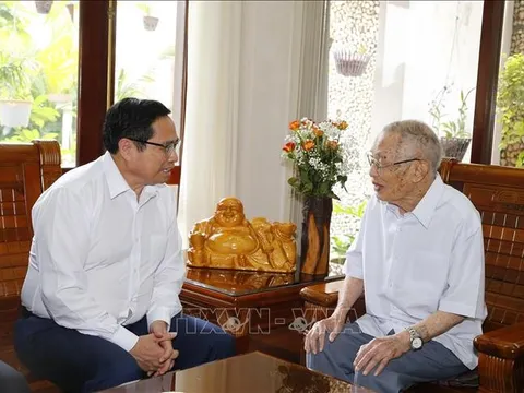 Thủ tướng thăm, tặng quà cán bộ lão thành cách mạng và người có công tại Gia Lai