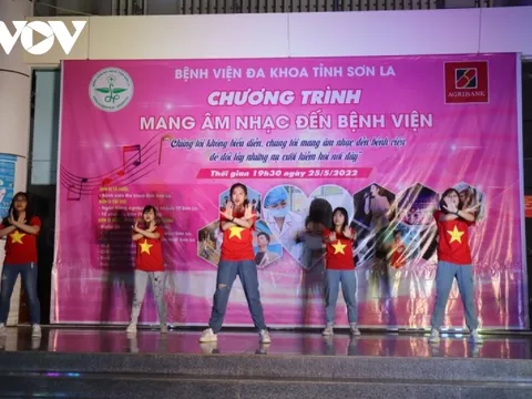 Mang âm nhạc đổi lấy nụ cười