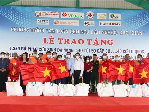 Tặng cờ, phao cứu sinh đa năng cho ngư dân Bình Thuận