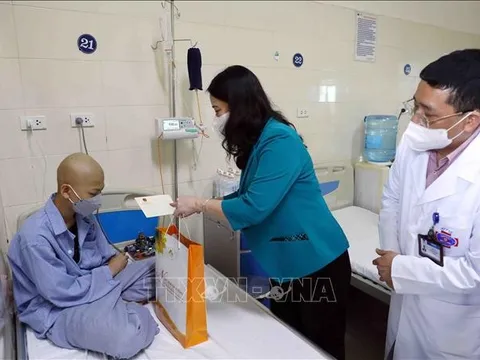 Phó Chủ tịch nước Võ Thị Ánh Xuân thăm các bệnh nhi đang điều trị ung thư