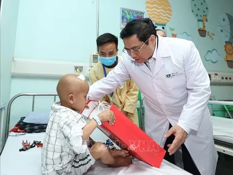 Thủ tướng Phạm Minh Chính thăm, tặng quà các bệnh nhi nhân Ngày 1/6
