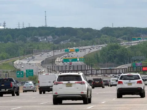 Giá xăng trung bình ở Mỹ cao kỷ lục, lần đầu vượt 5 USD/gallon